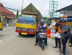 Kapolsek Krembung Pimpin “Jumat Berkah”, Bagikan Ratusan Nasi Kotak kepada Pengguna Jalan