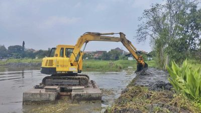 Pemkab Sidoarjo Kerahkan 9 Alat Berat Normalisasi Sungai untuk Antisipasi Banjir